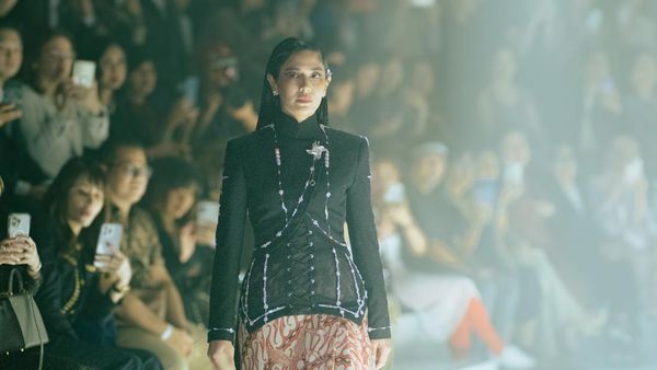 7 Pesona Dian Sastrowardoyo Bak Jeng Yah di Catwalk, Pakai Kebaya Berbeskap