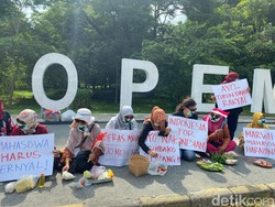 Emak-emak Desak Mahasiswa Bantu Rakyat Perjuangkan Sembako Turun