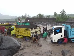 6 Truk Penambang Pasir Diterjang Banjir Lahar Semeru Lumajang 6 Truk Penambang Pasir Diterjang Banjir Lahar Semeru Lumajang
