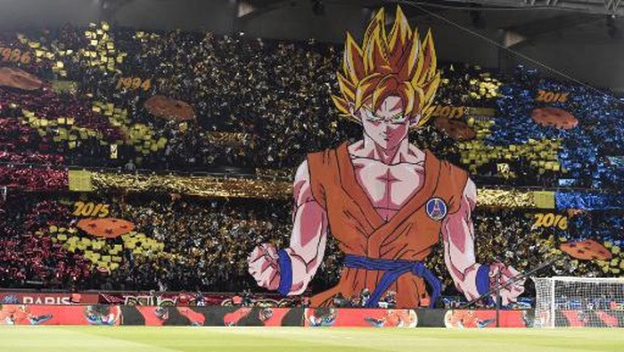 Paris Saint-Germain's supporters hold a tifo representing a character of Japanese manga Dragon ball prior to the French L1 football match between Paris Saint-Germain (PSG) and Marseille (OM) at the Parc des Princes in Paris on February 25, 2018. (Photo by GERARD JULIEN / AFP)
