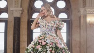 Foto: Cantiknya Gaun Pengantin yang Terbuat dari Ratusan Bunga Asli