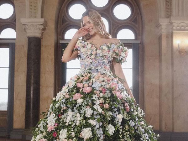 Foto: Cantiknya Gaun Pengantin yang Terbuat dari Ratusan Bunga Asli