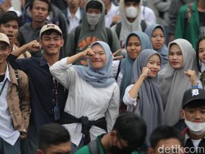 Giliran Pelajar Ikutan Demo Tolak Hak Angket di DPR