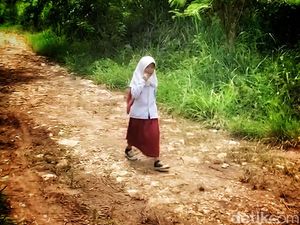 Kisah Bocah SD Sukabumi Jualan Es Mambo Bantu Ibu yang Sakit Kisah Bocah SD Sukabumi Jualan Es Mambo Bantu Ibu yang Sakit