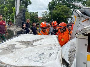 Mobil Boks Tabrak Gapura di Ring Road Barat, 1 Orang Tewas Mobil Boks Tabrak Gapura di Ring Road Barat, 1 Orang Tewas