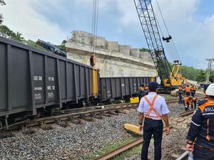 Kereta Sudah Bisa Melintas Usai Insiden Crane Proyek Flyover Bantaian Ambruk Kereta Sudah Bisa Melintas Usai Insiden Crane Proyek Flyover Bantaian Ambruk