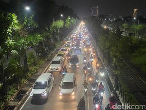 Warga Ngeluh Terjebak Macet Jelang Long Weekend di Jalan A Yani Surabaya Warga Ngeluh Terjebak Macet Jelang Long Weekend di Jalan A Yani Surabaya
