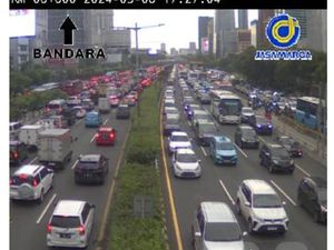 Ada Demo dan Jelang Long Weekend, Lalin Jakarta Macet di Mana-mana