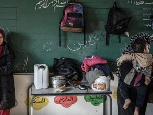 Di Tengah Luka & Kehancuran, Guru Asmaa Tetap Mengajar untuk Anak-anak di Gaza