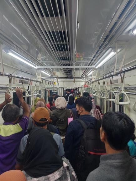 Kondisi penumpang KRL dari Stasiun Ancol ke Stasiun Tanjung Priok, dan balik lagi ke Stasiun Ancol, 8 Maret 2024 malam. (Dyah Alamanda/warga pengguna KRL)