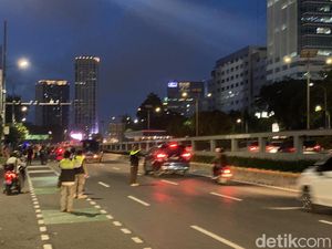 Massa Aksi di DPR Bubar, Jl Gatsu Arah Slipi Dibuka Massa Aksi di DPR Bubar, Jl Gatsu Arah Slipi Dibuka
