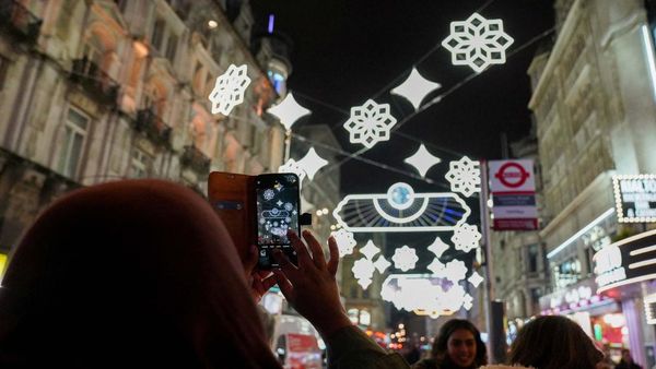 Lampu Hiasan Ramadan Menyala di Kota London