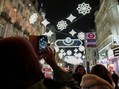 Lampu Hiasan Ramadan Menyala di Kota London