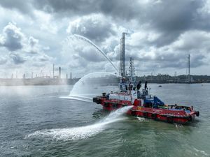 Kilang Pertamina Internasional Latihan Kesiapan Antisipasi Tumpahan Minyak di Laut Kilang Pertamina Internasional Latihan Kesiapan Antisipasi Tumpahan Minyak di Laut