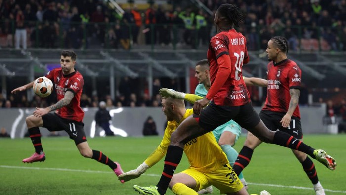 MILAN, ITALY - MARCH 07: Rafael Leao of AC Milan chips the ball over the advancing Jindrich Stanek of Slavia Praha to set up team mate Christian Pulisic to score and give the side a 4-2 lead during the UEFA Europa League 2023/24 round of 16 first leg match between AC Milan and Slavia Praha at Stadio Giuseppe Meazza on March 07, 2024 in Milan, Italy. (Photo by Jonathan Moscrop/2024 Jonathan Moscrop)