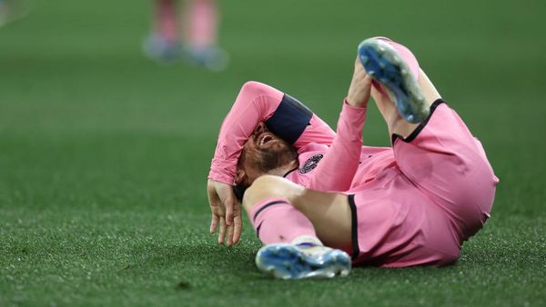 Foto: Momen Messi Terkapar Kesakitan di Atas Lapangan