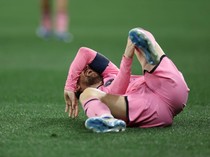 Foto: Momen Messi Terkapar Kesakitan di Atas Lapangan