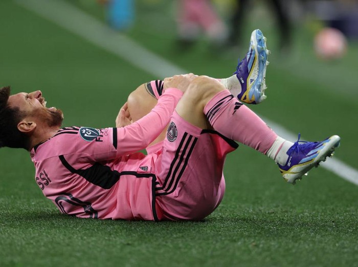 NASHVILLE, TENNESSEE - MARCH 07: Lionel Messi #10 of Inter Miami CF reacts after suffering an injury against Nashville SC during the second half during the Concacaf Champions Cup Leg One Round of 16 match at GEODIS Park on March 07, 2024 in Nashville, Tennessee. (Photo by Donald Page/Getty Images)