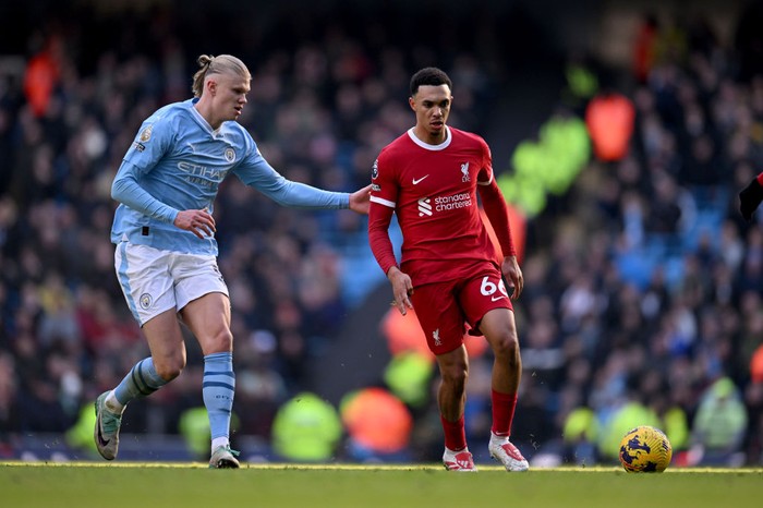 MANCHESTER, ENGLAND - NOVEMBER 25: (THE SUN OUT, THE SUN ON SUNDAY OUT) Trent Alexander-Arnold of Liverpool competing with Erling Haaland of Manchester City during the Premier League match between Manchester City and Liverpool FC at Etihad Stadium on November 25, 2023 in Manchester, England. (Photo by Andrew Powell/Liverpool FC via Getty Images)