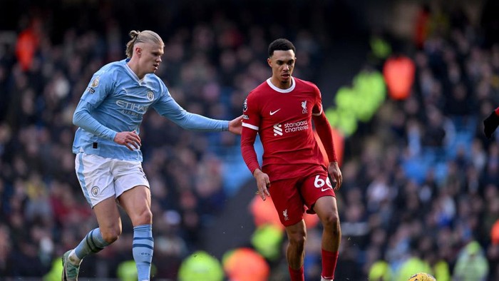 MANCHESTER, ENGLAND - NOVEMBER 25: (THE SUN OUT, THE SUN ON SUNDAY OUT) Trent Alexander-Arnold of Liverpool competing with Erling Haaland of Manchester City during the Premier League match between Manchester City and Liverpool FC at Etihad Stadium on November 25, 2023 in Manchester, England. (Photo by Andrew Powell/Liverpool FC via Getty Images)