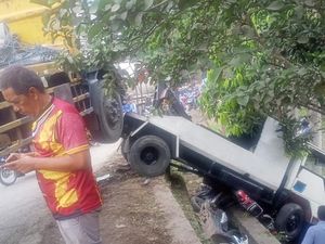 Tak Kuat Nanjak, Mobil Derek Truk di Bogor Mundur Timpa 4 Motor