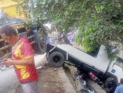 Tak Kuat Nanjak, Mobil Derek Truk di Bogor Mundur Timpa 4 Motor