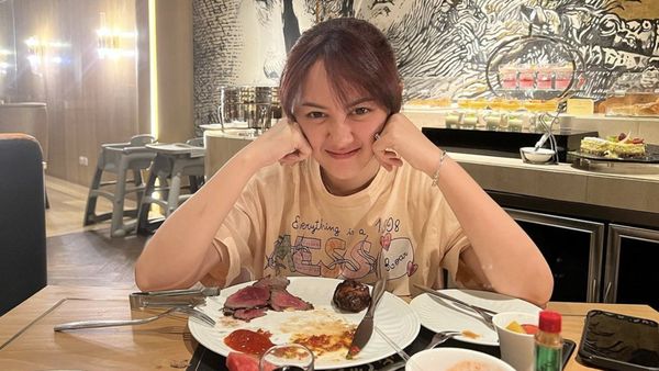 Momen Happy Asmara Cicip Steak hingga Makan Bareng Timnya
