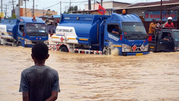 Momen Truk BBM Terobos Banjir di Sorong