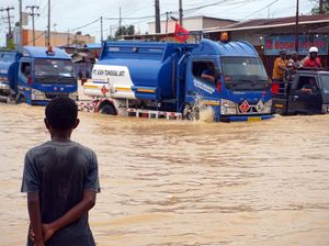 Momen Truk BBM Terobos Banjir di Sorong