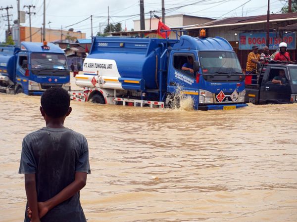 Momen Truk BBM Terobos Banjir di Sorong