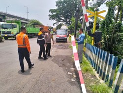 Begal Bercelurit Pontang-panting Dikejar Pemobil-Tabrak Palang KA