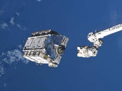 Gemetarnya Otero Saat Sampah Antariksa Jatuh di Rumahnya