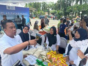 Senangnya Warga Berbelanja di Pasar Murah Diskanla Jatim di Kantor Gubernur Senangnya Warga Berbelanja di Pasar Murah Diskanla Jatim di Kantor Gubernur