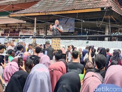 Gedung Pasar 16 Ilir Disegel, Pedagang Demo Tak Bisa Berjualan