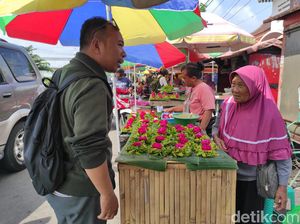 Pedagang Bunga Dadakan di Blitar Ketiban Berkah Jelang Ramadan Pedagang Bunga Dadakan di Blitar Ketiban Berkah Jelang Ramadan