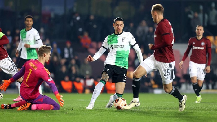 Pesta Gol Liverpool di Markas Sparta Praha Soccer Football - Europa League - Round of 16 - First Leg - Sparta Prague v Liverpool - epet ARENA, Prague, Czech Republic - March 7, 2024 Liverpool's Darwin Nunez in action with Sparta Prague's Peter Vindahl Jensen REUTERS/Eva Korinkova