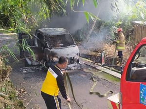 Mobil Pikap Tiba-tiba Terbakar di Pakem Sleman, Diduga Korsleting