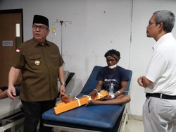 Bupati Muara Enim Santuni Korban Robohnya Crane Flyover Bantaian