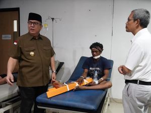 Bupati Muara Enim Santuni Korban Robohnya Crane Flyover Bantaian Bupati Muara Enim Santuni Korban Robohnya Crane Flyover Bantaian