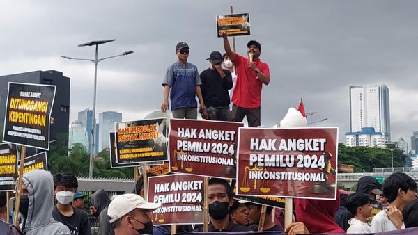 Potret Ratusan Massa Gelar Aksi Tolak Wacana Hak Angket Pemilu di DPR