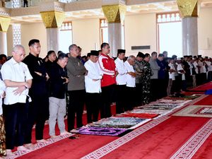 Jokowi Salat Jumat dan Resmikan Masjid Agung Madaniyah di Karanganyar