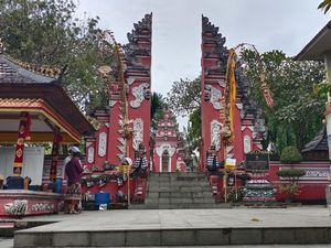 Pura Agung Sriwijaya di Palembang Bersiap Jelang Kuningan dan Nyepi Pura Agung Sriwijaya di Palembang Bersiap Jelang Kuningan dan Nyepi