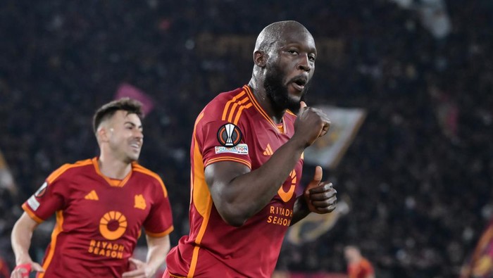 ROME, ITALY - MARCH 07: Romelu Lukaku of AS Roma celebrates after scoring a goal to make it 2-0 during the UEFA Europa League 2023/24 round of 16 first leg match between AS Roma and Brighton & Hove Albion at Stadio Olimpico on March 07, 2024 in Rome, Italy. (Photo by Ivan Romano/Getty Images)