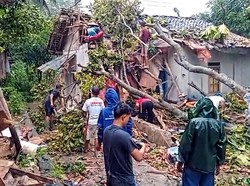 8 Warga Sukabumi Terluka Akibat Pohon Tumbang Saat Papajar Sambut Puasa