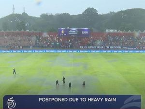 Liga 1: Babak Kedua Persik Vs RANS Dilanjutkan Usai Terhenti Satu Jam Liga 1: Babak Kedua Persik Vs RANS Dilanjutkan Usai Terhenti Satu Jam