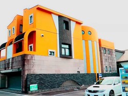 Di Bangunan Serba Oranye Ini Akira Toriyama Ciptakan Dragon Ball