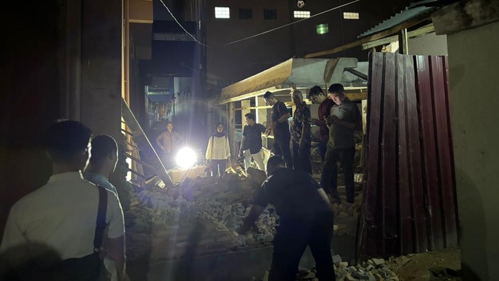 Tembok Gang Abadi di Jalan Brigjen Katamso Medan dibongkar. (Foto: Dok. Warga)