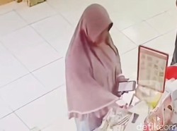 Terekam CCTV, Emak-emak Curi Ponsel Pegawai Minimarket di Depok