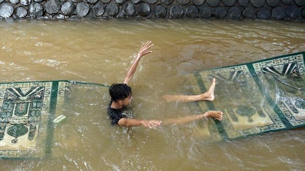 Tradisi Cuci Karpet Musala Jelang Ramadan di Batang