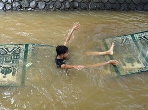 Tradisi Cuci Karpet Musala Jelang Ramadan di Batang Tradisi Cuci Karpet Musala Jelang Ramadan di Batang